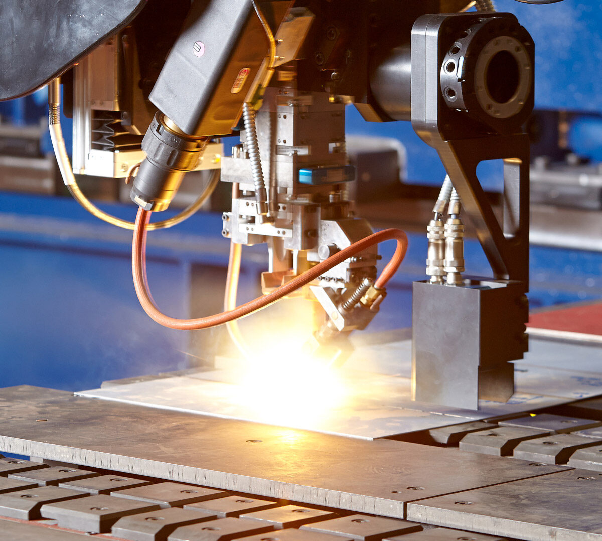 Customized & robotized welding lines
